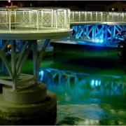 Passerelle illuminée.