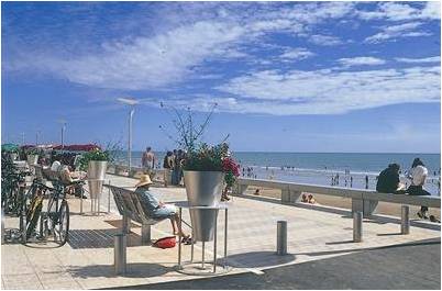 Détente le long de la Plage Aménagée.